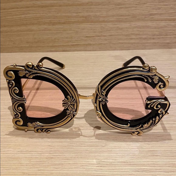 More photos coming soon! Designer inspired statement sunglasses, not authentic - Picture 6 of 6